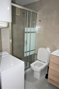 ロザスにあるGlobal Immo 2189 Rocmar 3 3 Cのバスルーム(白いトイレ、シャワー付) +11枚の写真