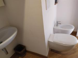 A bathroom at Trilocale in centro storico a Spoleto