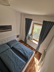 a bedroom with a bed and a window at Haus Nothnagl in Spitz