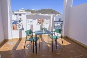 uma mesa e cadeiras numa varanda com vista em HOTEL DON FELIPE em Carboneras