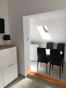 Televízia a/alebo spoločenská miestnosť v ubytovaní Apartament przy Parku Zdrojowym