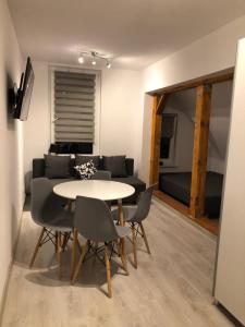 Televízia a/alebo spoločenská miestnosť v ubytovaní Apartament przy Parku Zdrojowym
