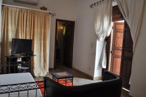 TV a/nebo společenská místnost v ubytování Riad Mandalay