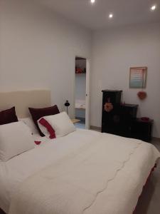 1 dormitorio con 1 cama grande con sábanas blancas en Plaza Nueva's House "El Consul", en Granada