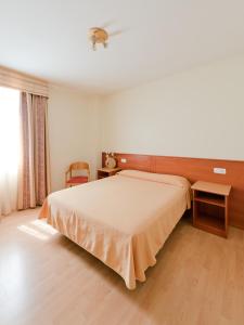 A bed or beds in a room at Hotel Ruta del Duero