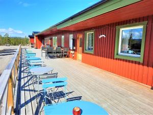 una fila di tavoli e sedie su una terrazza di Camp Alta Kiruna a Kiruna