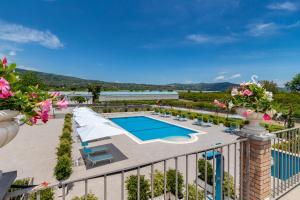 uma vista para a piscina a partir da varanda de um hotel em Dipladenia Garden Country Resort em Mascali