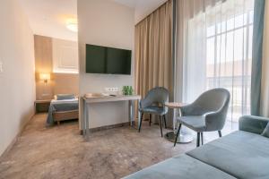 pokój hotelowy z łóżkiem, stołem i krzesłami w obiekcie Villa Bravo & SPA w mieście Międzyzdroje