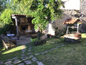 a garden with a table and an umbrella at Numéro 96 chambre d hôtes in Bussière-Portevine +28 photos