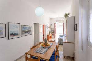 eine Küche und ein Esszimmer mit einem Tisch und Stühlen in der Unterkunft Appartamento Giovanna a 50m dal mare in Marina di Mancaversa