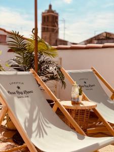 2 sillas de césped y una mesa en el balcón en Casa Ruy Lopez en Zafra