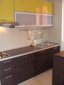 Una cocina o zona de cocina en Alessandra Apartments