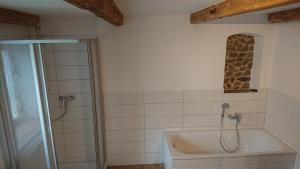 La salle de bains est pourvue d'une douche et d'une baignoire. dans l'établissement Urlaub auf dem Bauernhof,Landurlaub,Ferienwohnung, à Gränze