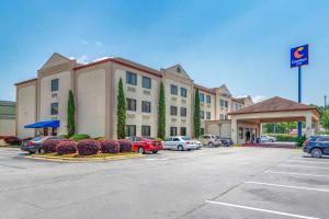 un hotel con coches estacionados en un estacionamiento en Comfort Inn Columbus Near Fort Moore, en Columbus