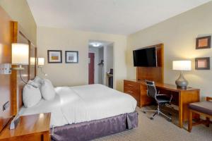 Llit o llits en una habitació de Comfort Inn Columbus Near Fort Moore