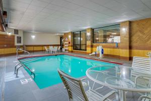 Piscina a Comfort Inn Columbus Near Fort Moore o a prop