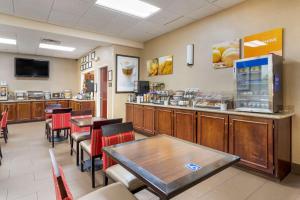 A restaurant or other place to eat at Comfort Inn Columbus Near Fort Moore