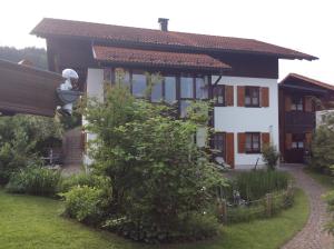 ein Haus mit einer Kamera davor in der Unterkunft Ferienwohnung Hörmann in Langdorf