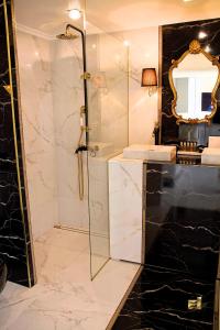 カンヌにある'Maison Blanche'のバスルーム(シャワー、シンク、鏡付)