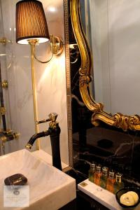 カンヌにある'Maison Blanche'の鏡の横のカウンターに座る灯