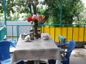 بيت ضيافة إديم في تبليسي: طاولة مع إناء من الزهور على شرفة