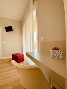 een woonkamer met een tafel en een rode doos bij B&b Quattro Tesori in Canicattì