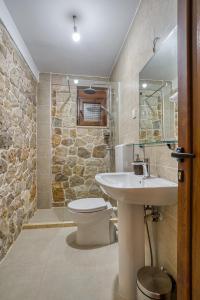 une salle de bains avec lavabo et toilettes dans l'établissement Stonehouse in Olives, à Ulcinj