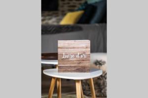 un cartello di legno seduto sopra un tavolo di OHARA a Dinan