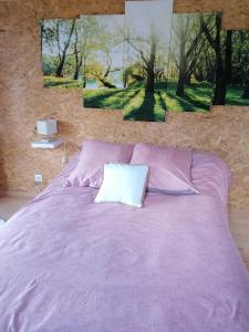 GémozacにあるLe petit Radieuxの紫色のベッド(白い枕付)