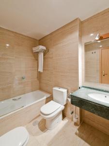 A bathroom at Hotel Ruta del Duero