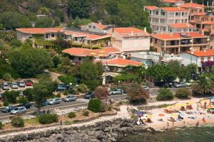 卡拉古諾內的住宿－科斯塔多拉達酒店，享有城镇的空中景色,拥有海滩和建筑