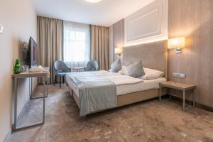 pokój hotelowy z łóżkiem i biurkiem w obiekcie Villa Bravo & SPA w mieście Międzyzdroje