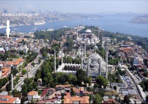 イスタンブールにあるイスタンブール セントラル ホテルの大きな建物を持つ街の空中ビュー