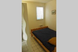 a bedroom with a bed and a window at Charmante maison de vacances proche mer commerces avec Piscine et wifi gratuit in Vaux-sur-Mer