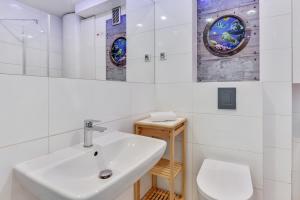 Bathroom sa Grand Apartments Sopot Sands
