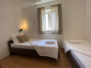 una camera con due letti e una finestra di Apartment Braje Opatijska a Rabac