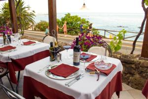 a table with red and white table cloths and wine glasses at Costa Dorada in Cala Gonone