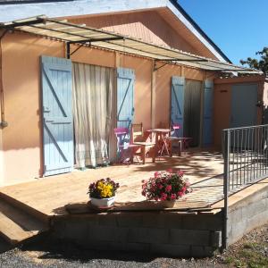 Chaffaut-Lagremuse的住宿－les mésanges，一个带两把椅子和一张桌子及鲜花的甲板
