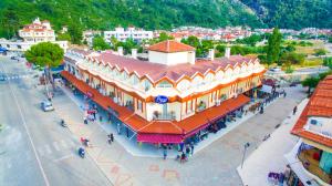 马尔马里斯Ozlem 2 Apart Hotel的城市的顶部景观,拥有一座大建筑