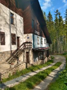 a building with a sign on the side of it at Pensjonat Syriusz in Karpacz