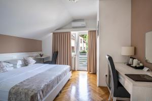 Postel nebo postele na pokoji v ubytování Rooms Degenija Annex