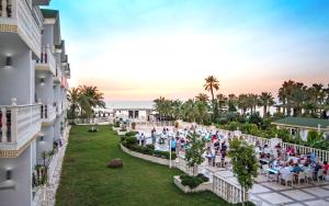 ベルディビにあるOnkel Resort Hotelのリゾートのウェディングレセプションの空中ビュー