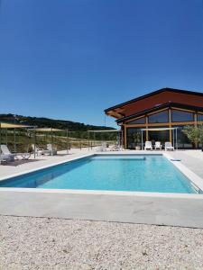 Agriturismo Incanto della Natura内部或周边的泳池