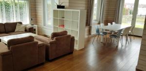 Area tempat duduk di The Blue House - Luxurious Waterfront Villa Zeewolde