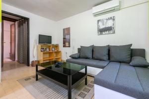 uma sala de estar com um sofá e uma mesa de centro em Apartment Zec Natura em Selce