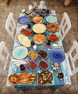 una mesa con platos de comida. en Usta x Çırak Butik Otel en İzmir