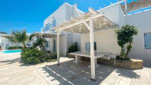 Bazén v ubytování BLUE DAISY House, Ornos, by MyconBay Mykonos nebo v jeho okolí