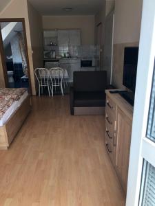 salon z łóżkiem i kuchnią w obiekcie Imre Apartman w Hajduszoboszlo