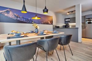 uma cozinha e sala de jantar com mesa e cadeiras em moun10 urlaubswohnen em Garmisch-Partenkirchen