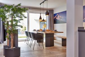 een keuken en eetkamer met een tafel en stoelen bij moun10 urlaubswohnen in Garmisch-Partenkirchen